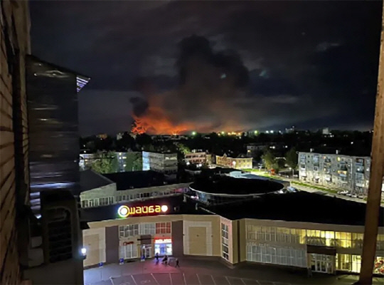 29일(현지시간) 러시아 서북부 프스코프공항이 드론 공격을 받아 화염이 피어오르고 있다. 이날 공격으로 러시아 공군의 주력 수송기 4대가 파괴됐다.   [오스토로즈노노보스티=AP 연합뉴스]